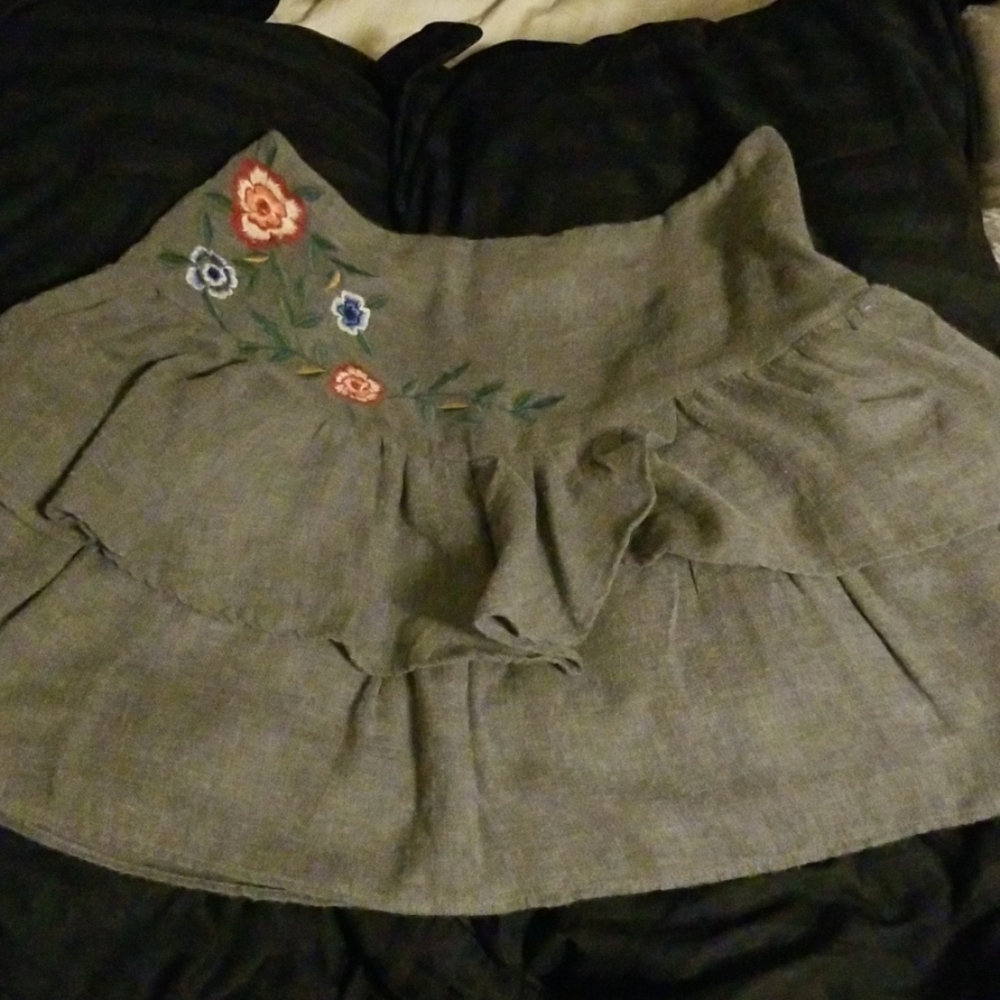 🌸 Floral Embroidered Skirt Zara Basic sz M 🌼